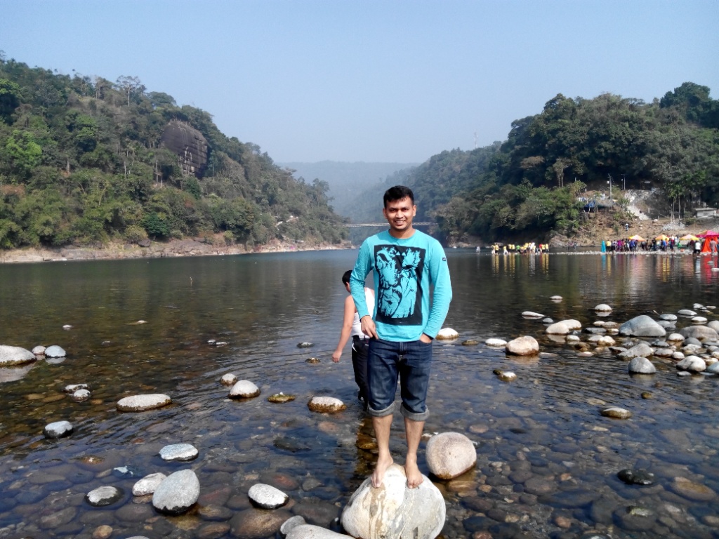 জাফলংয়ের পাথুরে পথে।